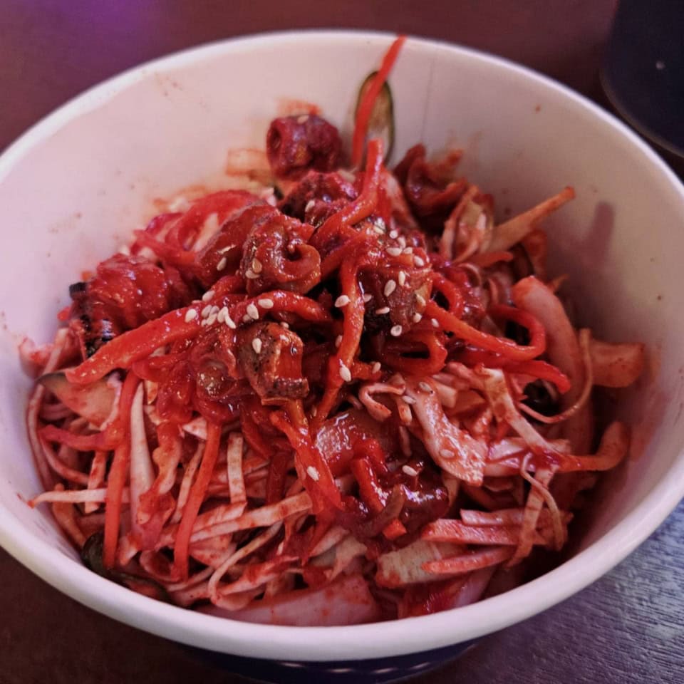 つぶ貝のビビン麺(18,000ウォン=日本円で約1,980円)と、ユッケビビン麺(20,000ウォン=日本円で2,200円)の屋台。友人と両方試してみたのですが、つぶ貝のビビン麺の辛さに目玉が飛び出しそうになりました。辛いものにトライしたい方、ぜひ!