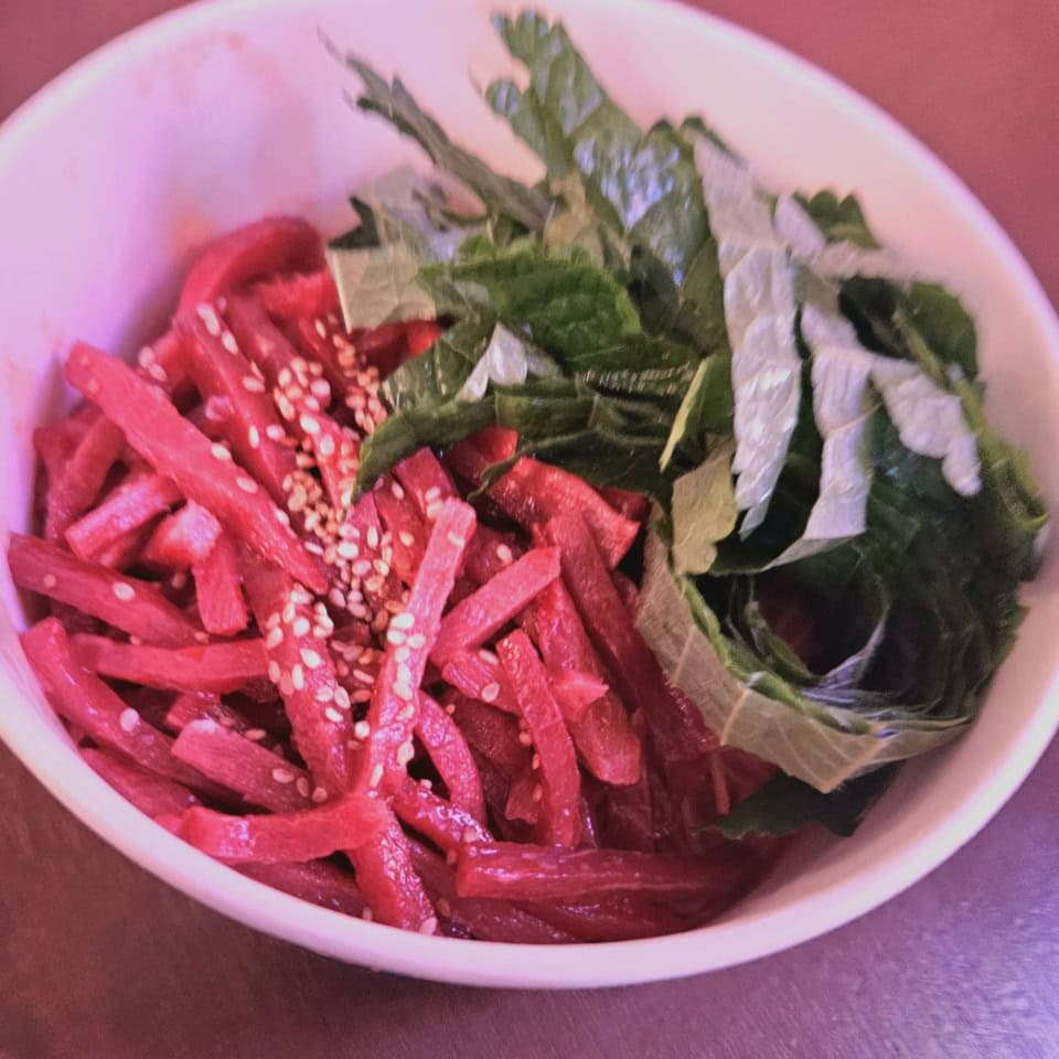 つぶ貝のビビン麺(18,000ウォン=日本円で約1,980円)と、ユッケビビン麺(20,000ウォン=日本円で2,200円)の屋台。友人と両方試してみたのですが、つぶ貝のビビン麺の辛さに目玉が飛び出しそうになりました。辛いものにトライしたい方、ぜひ!
