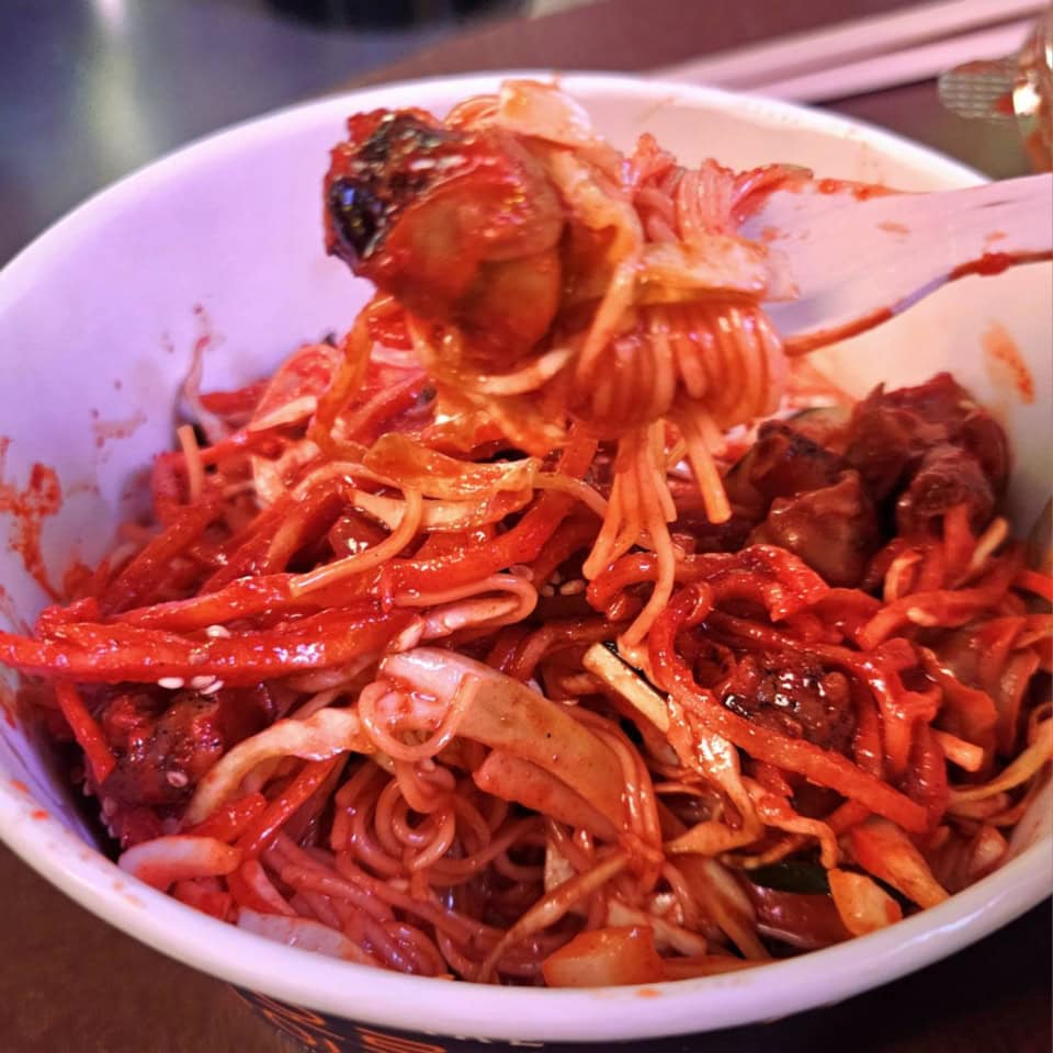 つぶ貝のビビン麺(18,000ウォン=日本円で約1,980円)と、ユッケビビン麺(20,000ウォン=日本円で2,200円)の屋台。友人と両方試してみたのですが、つぶ貝のビビン麺の辛さに目玉が飛び出しそうになりました。辛いものにトライしたい方、ぜひ!