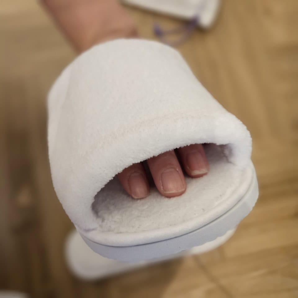 『サンタワー・スイート』のお部屋はダイニングテーブルとリビングスペース、ベッドルームが区切られていて、インテリアは太陽を想起させる暖色がベース。アメニティはブルガリで、日本から持参したシャンプーをそっとしまいました。フカフカのスリッパと、日本のコンセントがそのまま使える電気系統など、客室、まさに文句なし。