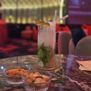 こちらはモヒート。一般的なカクテルからビール、ノンアルコールカクテル、1本ウン万円のワインまでラインナップ豊富です。フライドポテトなどの軽食からラーメン、韓牛サーロインステーキなど、お食事メニューも豊富でした。やだ私、個人的に宿泊していたらここ、入り浸りになっちゃいそう。