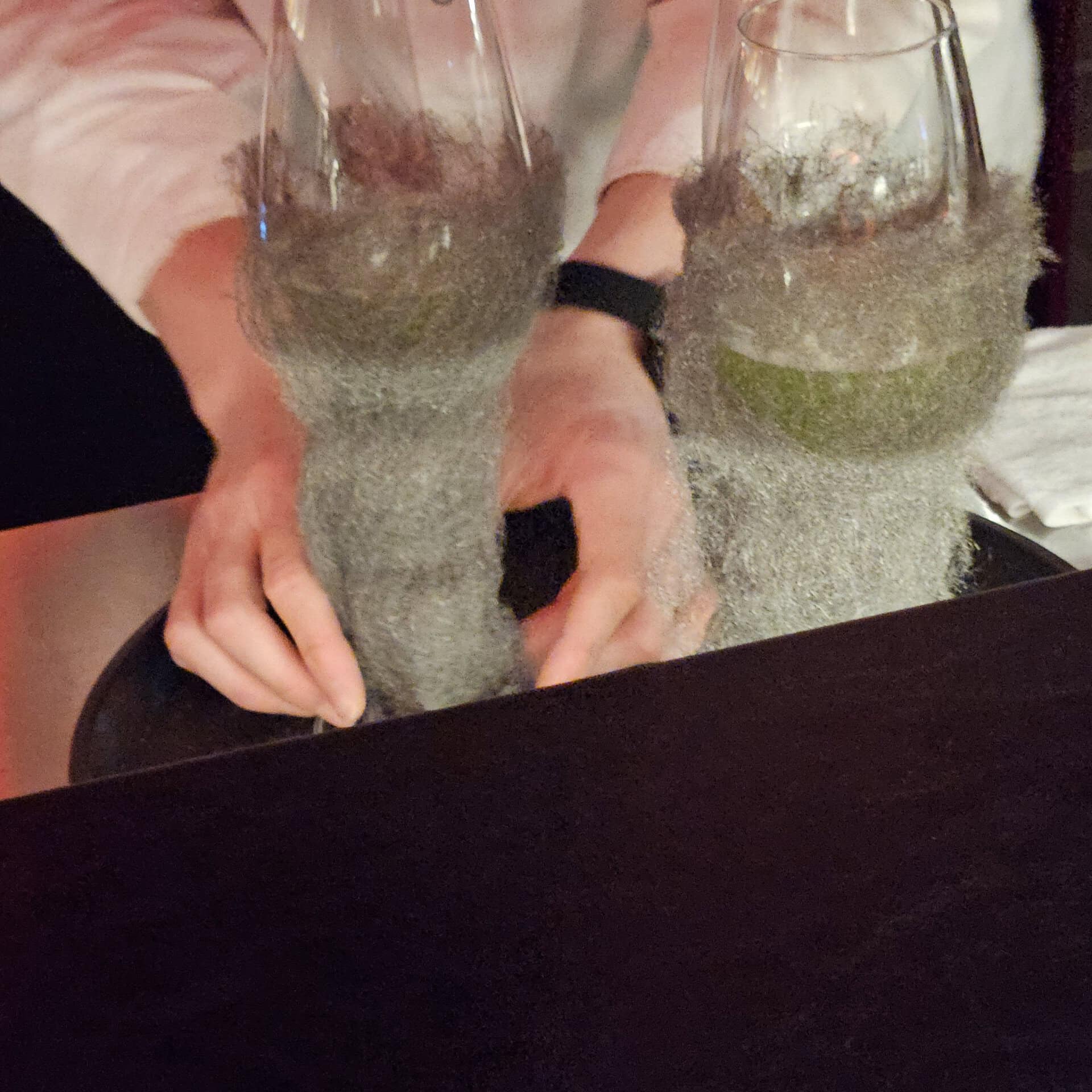 といいますのも、カクテルが入ったグラスにスチールウールを巻き付けて着火するからなのでしたー！