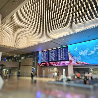 仁川空港ターミナル2の到着ロビー。シャトルバス乗り場は空港のちょうど中央あたりの出口にあります。