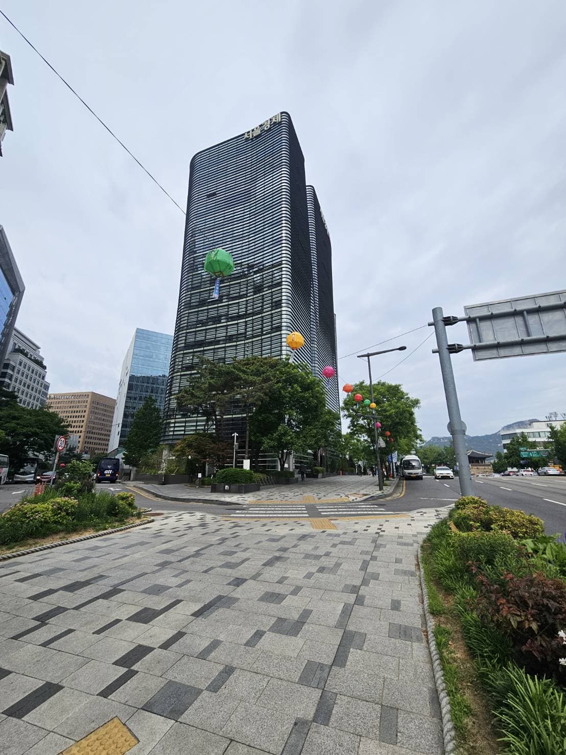 こちらが在韓日本大使館がある、ツインツリータワー。手前がB棟、奥が大使館があるA棟です。 〒03142 ソウル特別市鍾路区栗谷路6、TWIN TREE TOWER A棟 8階 韓国語住所(※):서울특별시 종로구 율곡로 6 트윈트리타워 A동 8층 ※上記のGoogleマップではなぜかB棟にポイントが出てしまいますが、お隣のA棟の8階が在韓日本大使館の正しい位置です。ご注意ください。1階の受付で在韓日本大使館を訪れたい旨を伝えて、係の方にエレベーターのボタンを押していただかないと上がることはできません。