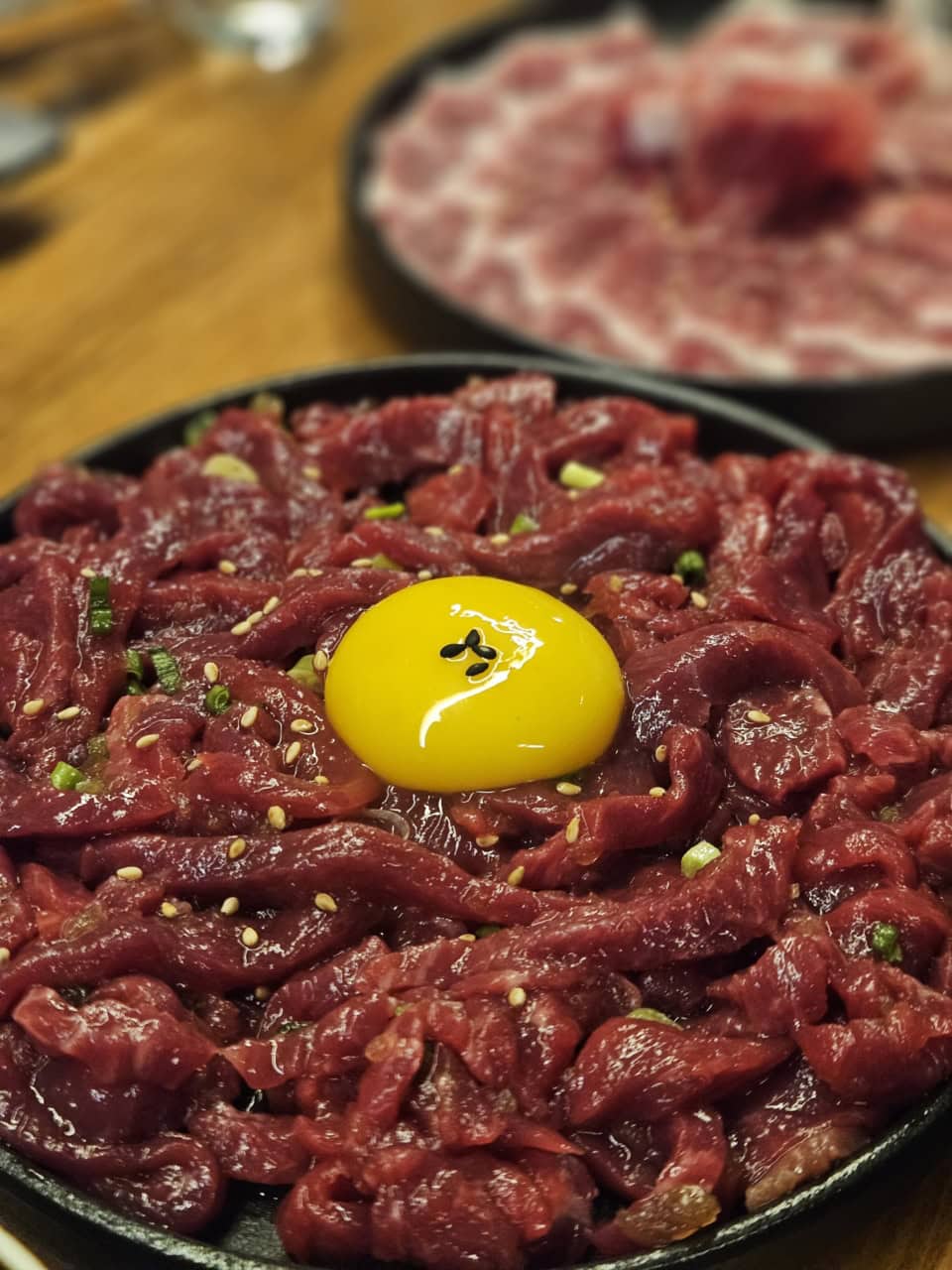 本当に美味しかったユッケ。奥の生肉はチャドルサシミというものです