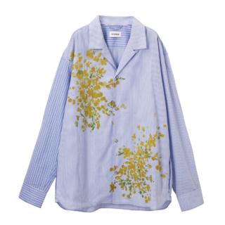 袖口のタックやパールドットボタンなどこだわりが詰まったシャツはフラワープリントが華やか。シャツ¥39,600(タナカ)、