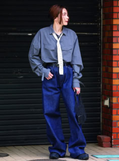 「ルーズさがいい感じ♪メンズの30インチ」デニムパンツ¥36,300(タナカ)、ジュン ミカミのシャツ、ミズノのスニーカー、ヴィンテージのドリス ヴァン ノッテンのネクタイ、ヴィンテージのバレンシアガのベルト、アエタのバッグ、ララガンのリングは本人私物