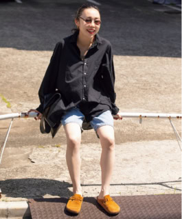 「メンズライクなルックは真っ赤な口紅も大切♡」フランク&アイリーンのシャツ、リーバイス®のヴィンテージデニムショーツ、ジル サンダーのバッグ、ビルケンシュトックのシューズ、エンポリオ アルマーニのヴィンテージのサングラス、マリア ブラックのピアスは本人私物