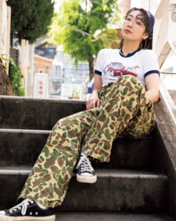 スニーカー¥14,850(コンバース/コンバースインフォメーションセンター)、ヴィンテージのオールインワンとTシャツ、ブルーブルーのバンダナ、セイコーの眼鏡、その他本人私物