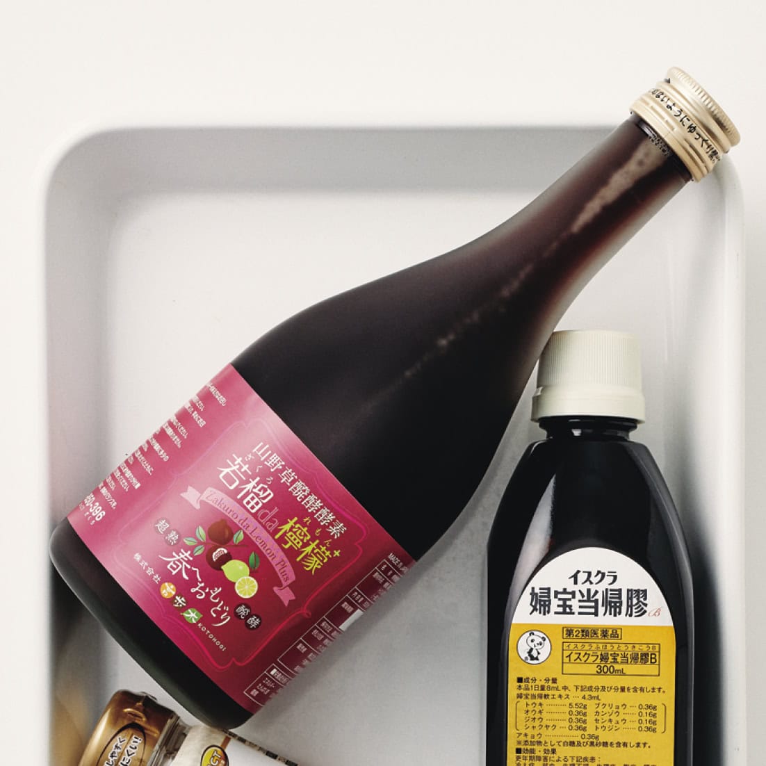 若返り果実ともいわれるザクロなど61種類の植物原料を14カ月発酵熟成した無添加酵素ドリンク。500mL ¥6,100（言歩木）