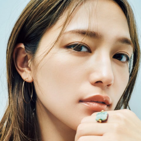 下地とハイライトに「ゴールド」を仕込んでヘルシーな美しさ輝く夏肌に【川口春奈×河北メイク】