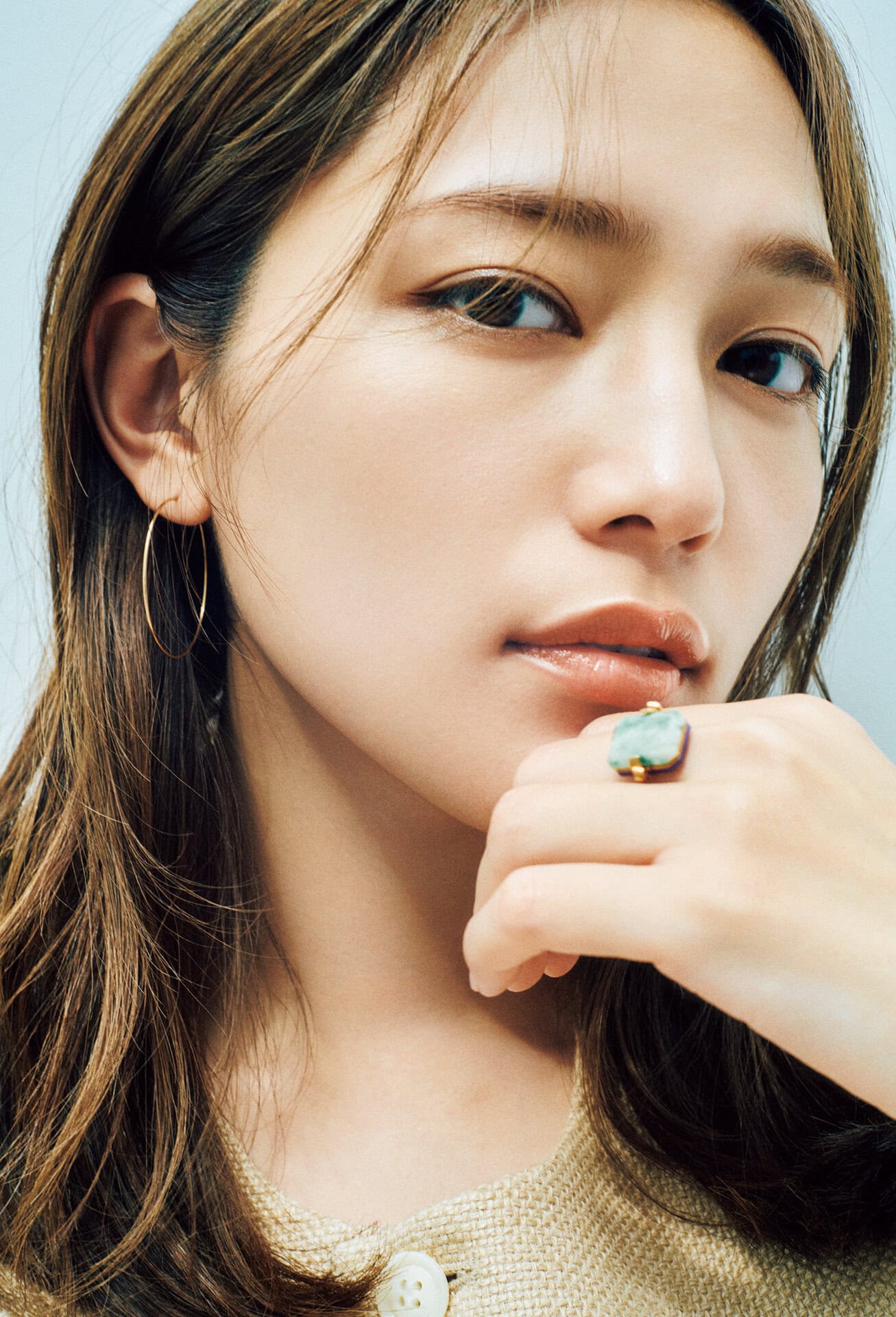 トップス¥44,000（エモエレ／アダム エ ロペ）、その他はスタイリスト私物