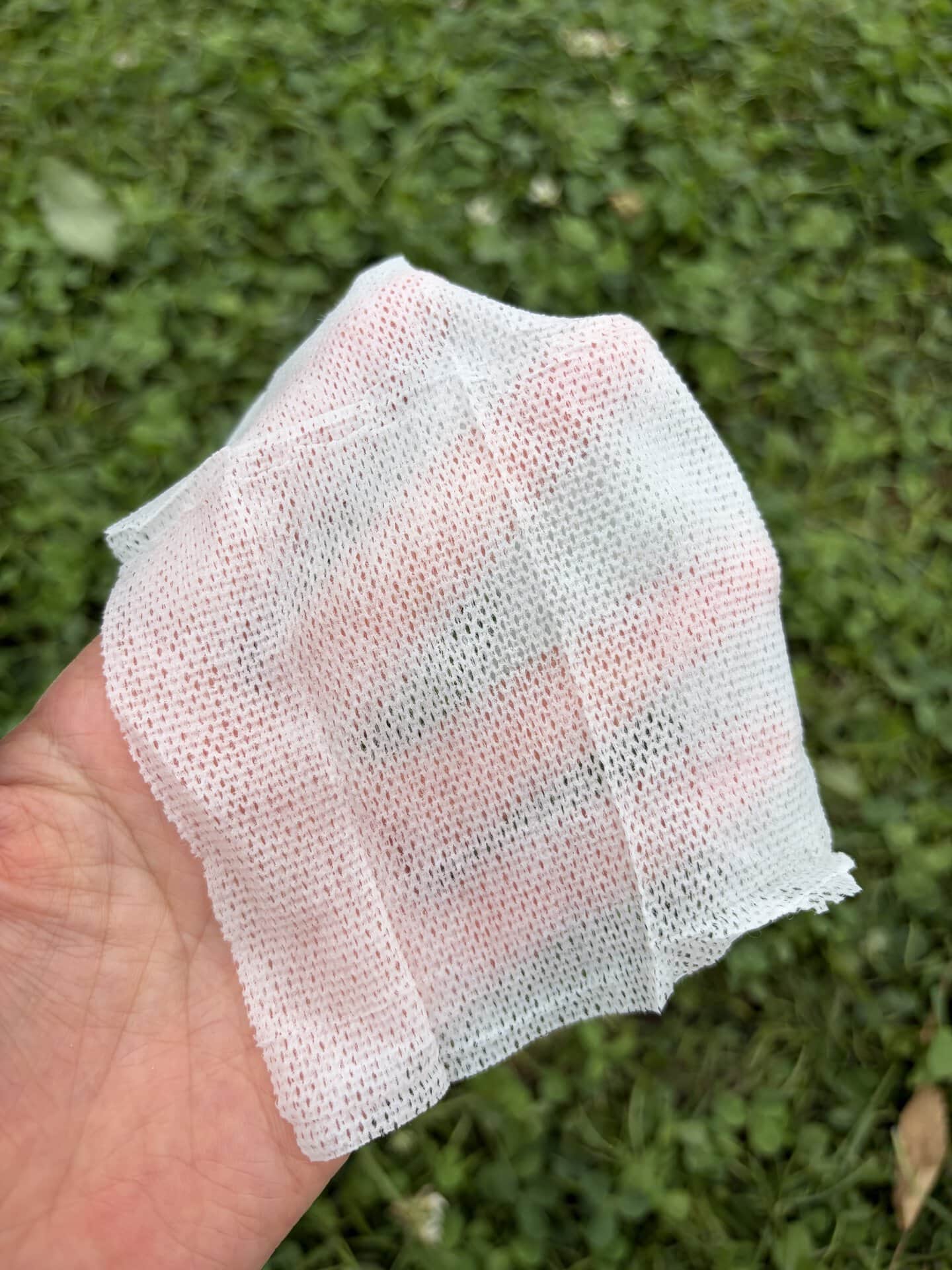 ちょっと粗めのメッシュシートだったんですが、これには肌表面の汗や汚れ、ニオイの元をやさしくかき取ってベタつきを防ぐ効果があるそう