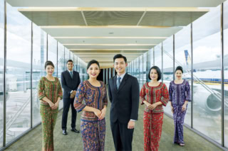 シンガポール航空の魅力は、世界的に評価されるサービスの質の高さ。搭乗した瞬間から、クルーの温かな笑顔とこまやかな気配りが心地よく、長時間のフライトも快適に過ごせます。