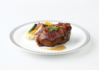 機内食は、事前オーダーサービス「ブック・ザ・クック」で好みのメイン料理を選べるのが魅力。厳選ワインとのペアリングも楽しめます。