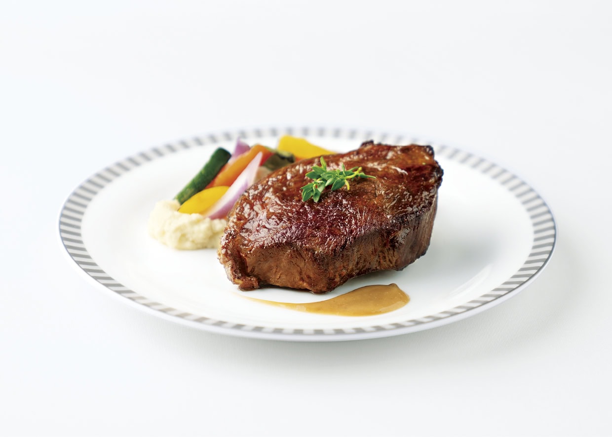 機内食は、事前オーダーサービス「ブック・ザ・クック」で好みのメイン料理を選べるのが魅力。厳選ワインとのペアリングも楽しめます。