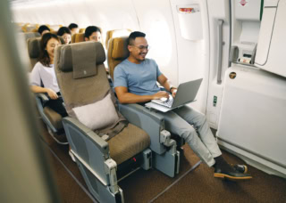 マイレージプログラム「KrisFlyer」会員なら、エコノミークラスでも機内Wi-Fiを無料・無制限で利用可能。空の上でもスムーズにつながります。