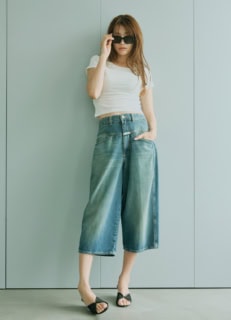 デニムパンツ¥56,100（クローズド／トヨダトレーディング プレスルーム）、Tシャツ¥5,995（マウジー／バロックジャパンリミテッド）、サングラス¥18,700（ステータス アングザエティー）、サンダル¥18,480（エピュレ／共にジャック・オブ・オール・トレーズ プレスルーム）