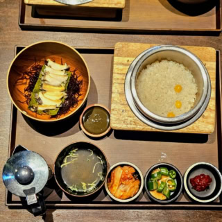 【さあ、好きなもの食べな!①『OASIS GOURMET VILLAGE(オアシス・グルメ・ビレッジ)』】私はあわびの釜飯(21,000ウォン=日本円で約2,310円)を注文しました。