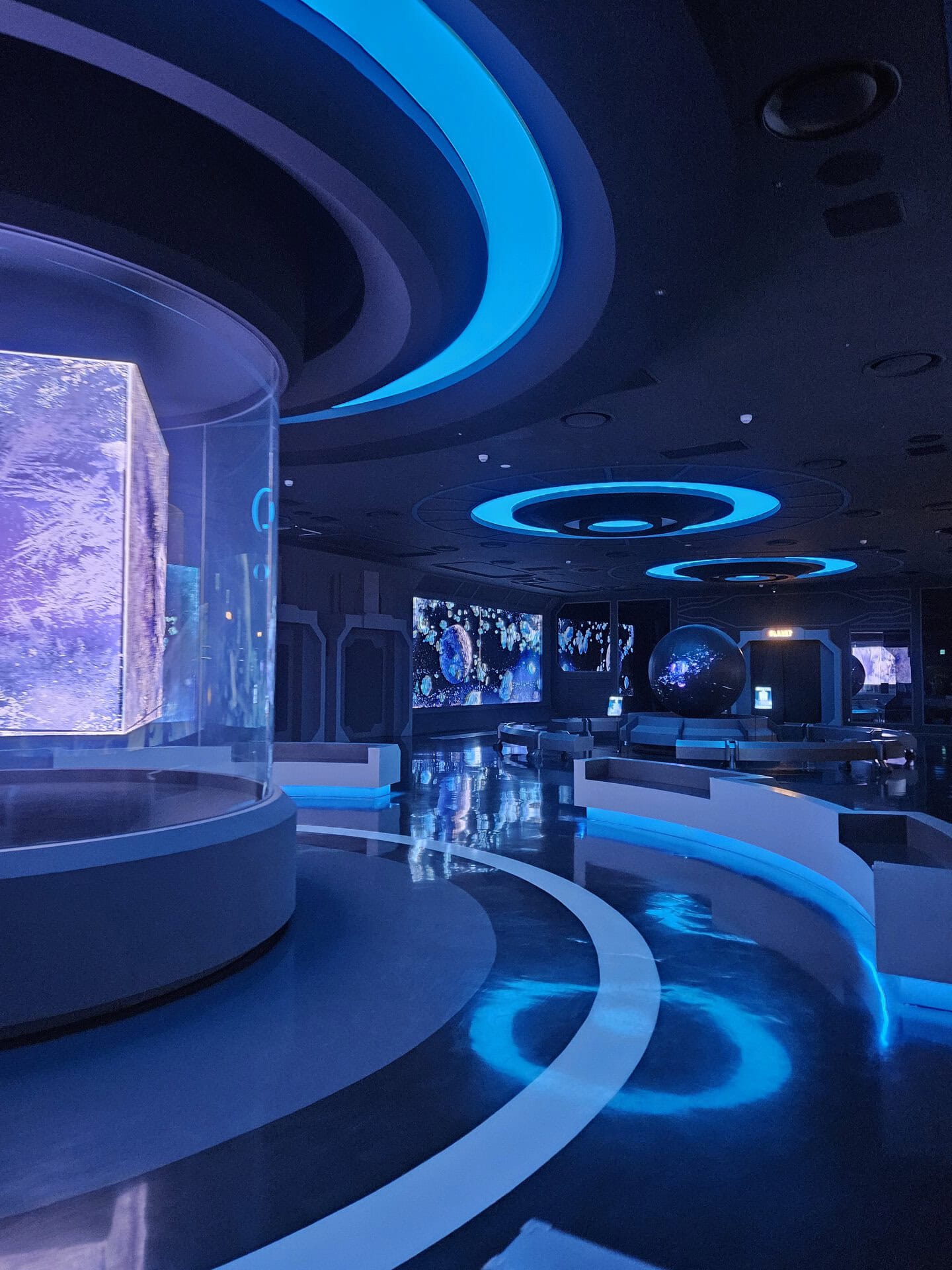 【Le Space（ル・スペース）】営業時間は10：00～21：00（最終回は19：00、入場締め切りは19：30）　 大人（14歳以上）：28,000ウォン（一般）/ 50,000ウォン（VIPエクスプレス）※ホテル宿泊者は20%ディスカウントされます 子ども（13歳以下）：20,000ウォン（一般）/ 50,000ウォン（VIPエクスプレス） シニア割引（65歳以上）：20,000ウォン 乳幼児（36ヶ月以下）：無料