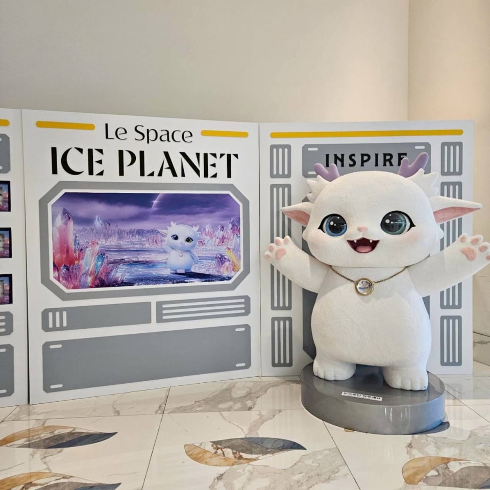 こちらがアイスプラネットという映像作品の主役、Yeti。白いフワフワしたオッドアイの生き物です。ここを出るころにはあなたもこの子を好きになっています。
