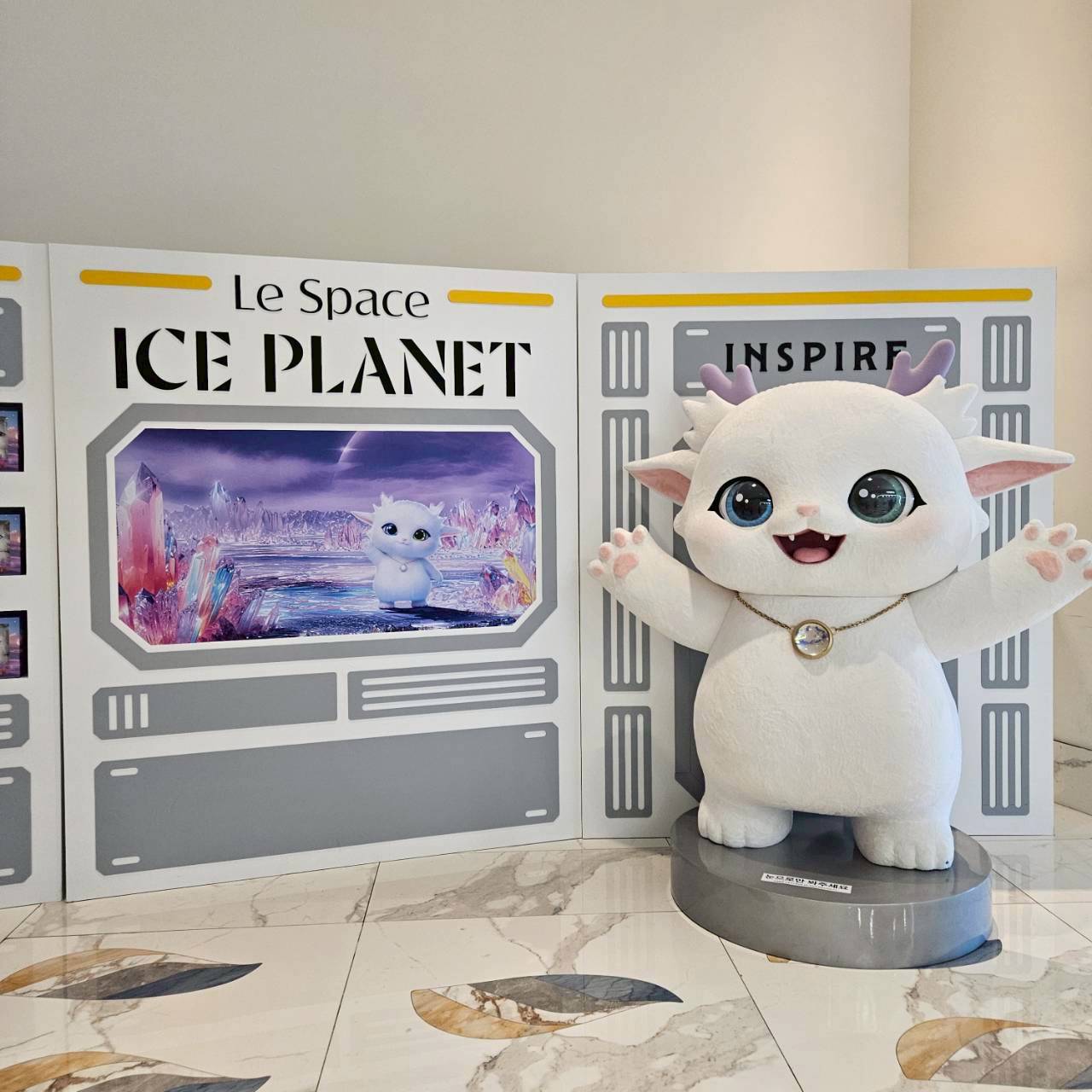 こちらがアイスプラネットという映像作品の主役、Yeti。白いフワフワしたオッドアイの生き物です。ここを出るころにはあなたもこの子を好きになっています。