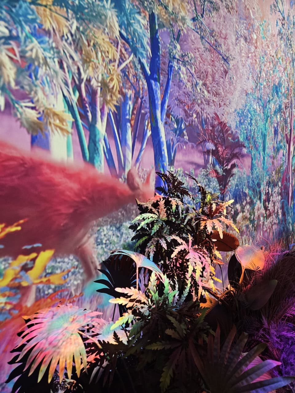 伝わりますかね? スライドしてご覧ください、デジタルアートがまあ動く動く。まるでシカが私の横で草をもぐもぐした後、こちらに気づいて逃げていったかのようです。
