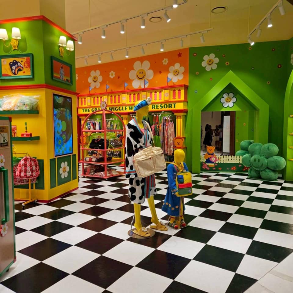 おおっと!韓国雑貨のお店『Wiggle Wiggle(ウィグル ウィグル)』を発見。ルームウェアから傘から小物から、カラフルで可愛いですよね。