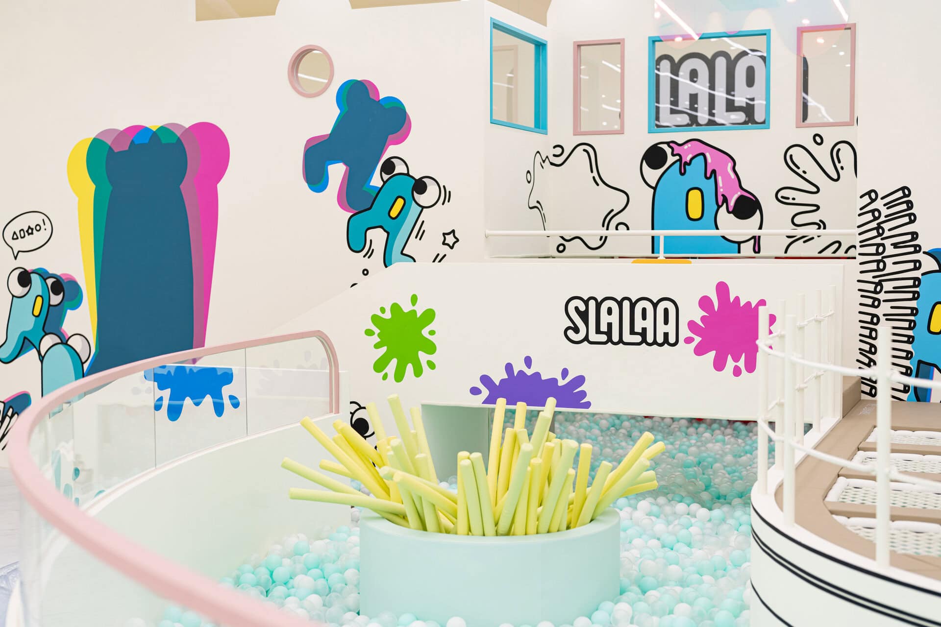 【頭からスライムまみれになれる!?『SLALAA（スララ）』はいかが？】ゴロゴロしたりスライムに飛び込んだり、ケガだけはしないように、好きなだけスライムと戯れなはれや。