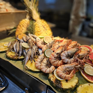 朝食、昼食、夕食それぞれビュッフェあり。営業時間は次の写真でご確認ください。