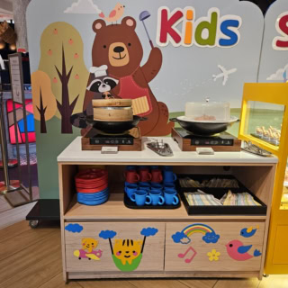入口寄りにわりとハバを利かせていたお子様フードのエリア。食器類などの気遣いもさすがでした。
