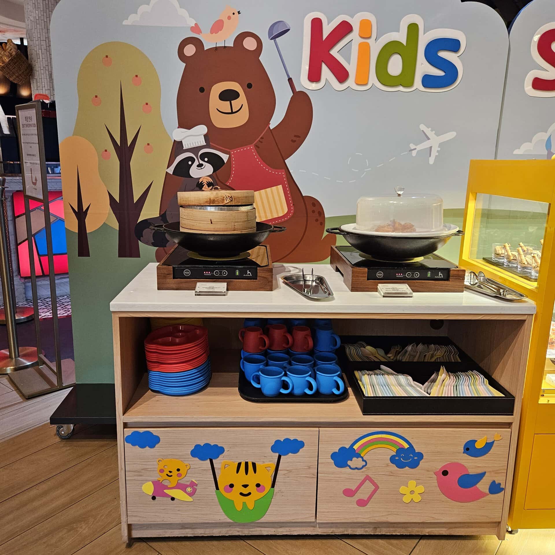 入口寄りにわりとハバを利かせていたお子様フードのエリア。食器類などの気遣いもさすがでした。