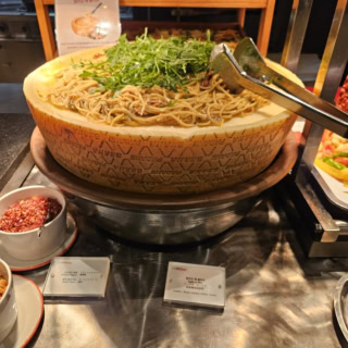 気を抜いていたらパスタやピザのコーナーを見つけて「ちょっと待って、そっちの胃袋も空けておかないといけないじゃない!」ってなります。