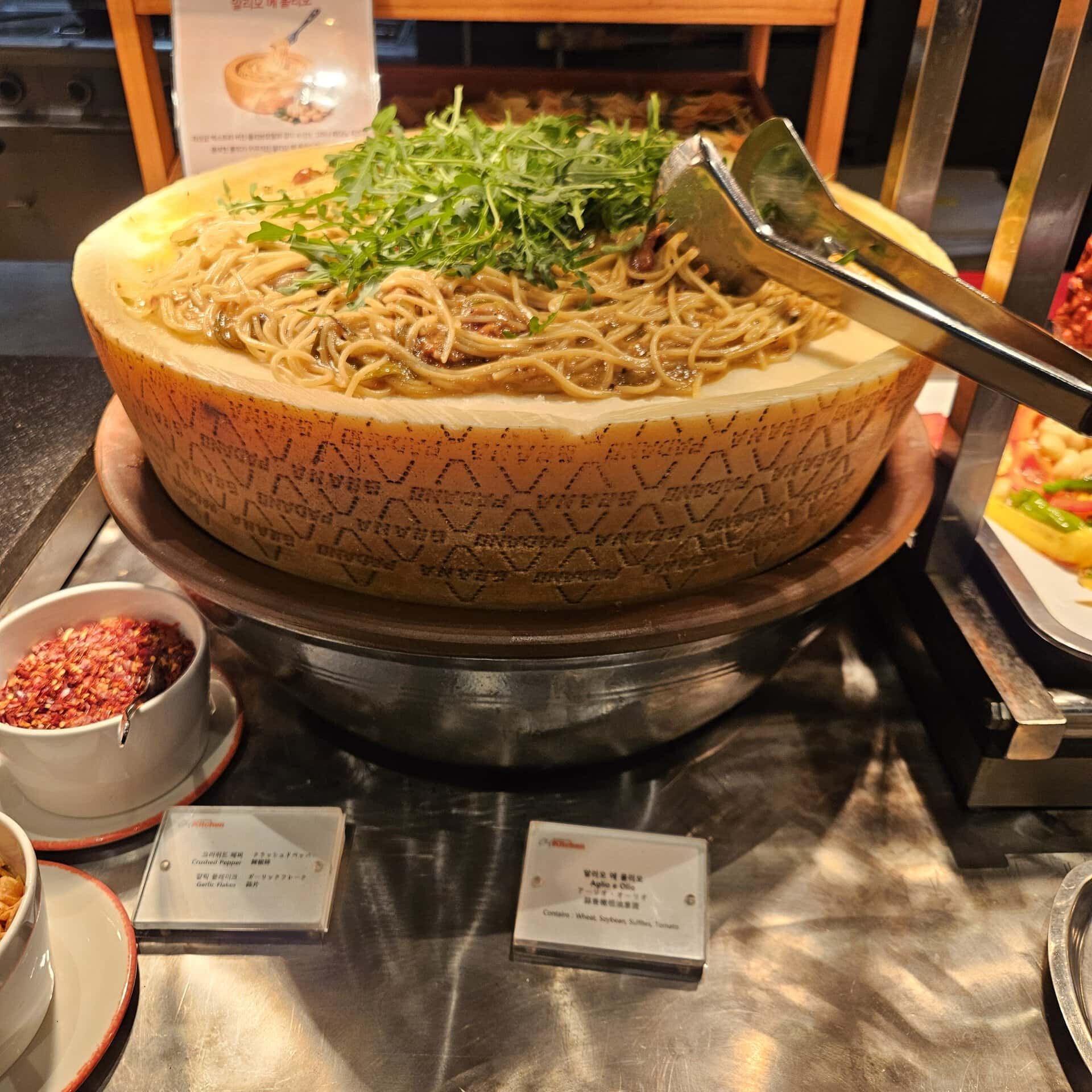 気を抜いていたらパスタやピザのコーナーを見つけて「ちょっと待って、そっちの胃袋も空けておかないといけないじゃない！」ってなります。