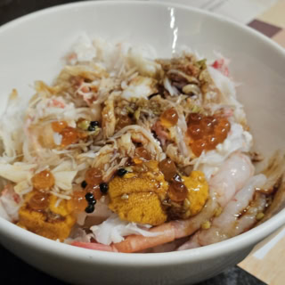 カニ身をほぐして、見つけてきたウニやイクラやエビを入れたオリジナル海鮮丼を作っている人が隣にいました。ビュッフェってこういう、天才的な発明すると英雄になれますよね。