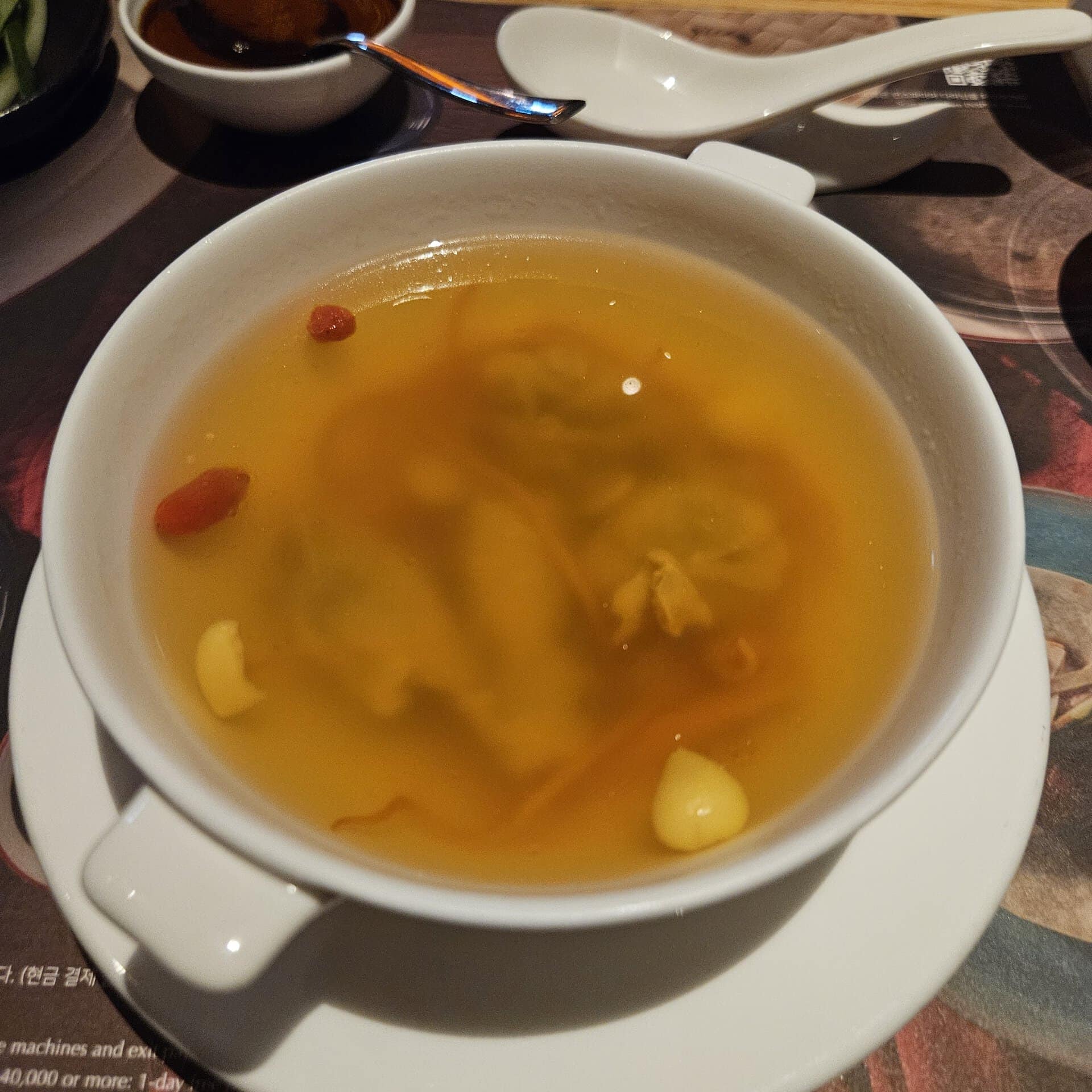 広東式冬虫夏草とクコの実入り参鶏湯。これこれ。スープがそっと参鶏湯。からだによさそうな味がしました。