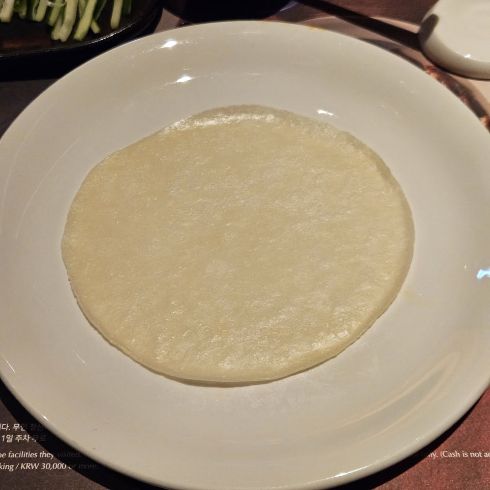 クレープもお肉も北京ダックの皮もこれでもかってくらいあるので、基本的には北京ダック祭りです。ちなみに北京ダックの巻き方はこれで合っている……と思いますが、おソースをクレープにちょい塗りして、キュウリやらお肉やら皮やらのせてくるっと巻くだけ。お子様でもカンタンでしょ。それぞれが上手に巻けるか練習してみましょー！