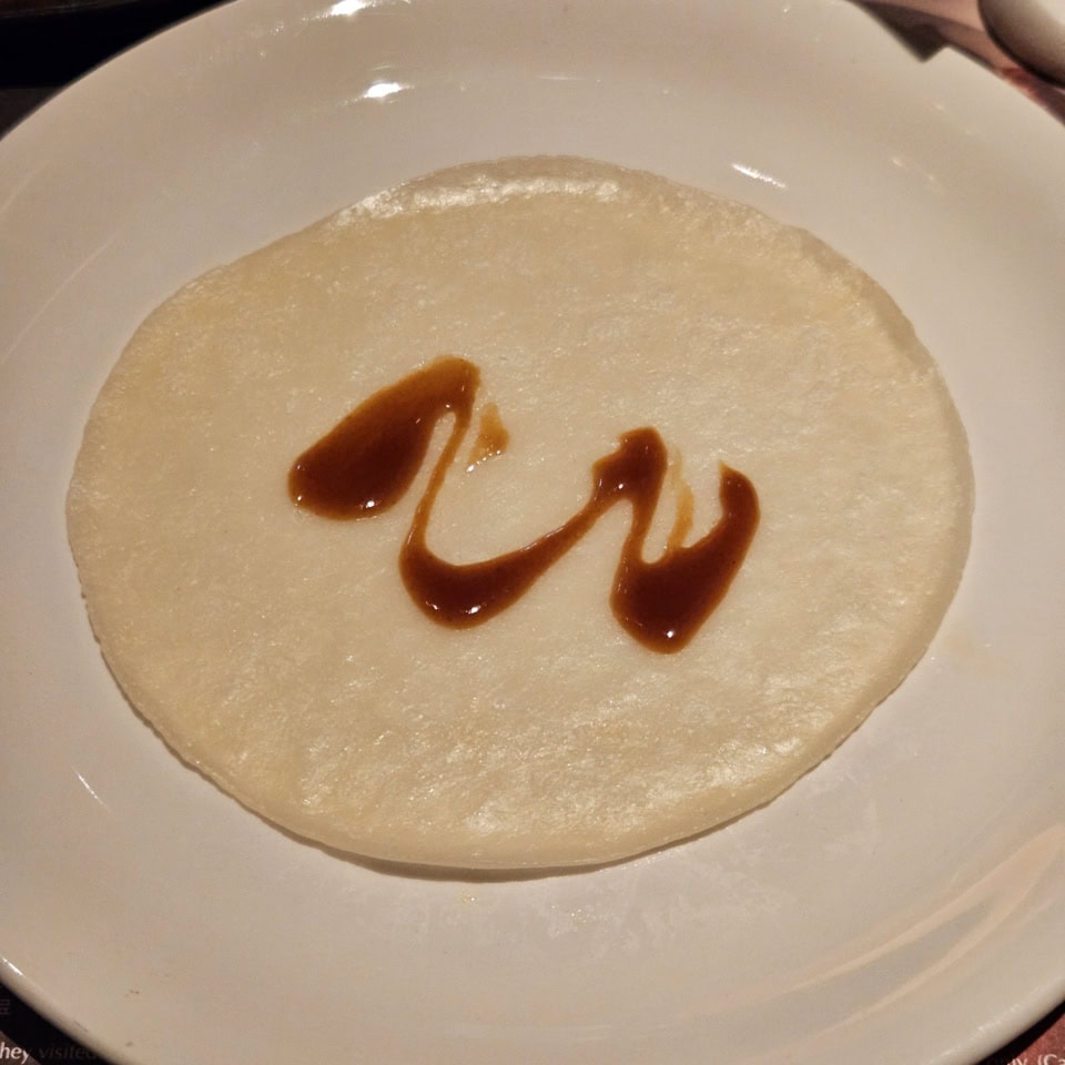 クレープもお肉も北京ダックの皮もこれでもかってくらいあるので、基本的には北京ダック祭りです。ちなみに北京ダックの巻き方はこれで合っている……と思いますが、おソースをクレープにちょい塗りして、キュウリやらお肉やら皮やらのせてくるっと巻くだけ。お子様でもカンタンでしょ。それぞれが上手に巻けるか練習してみましょー！