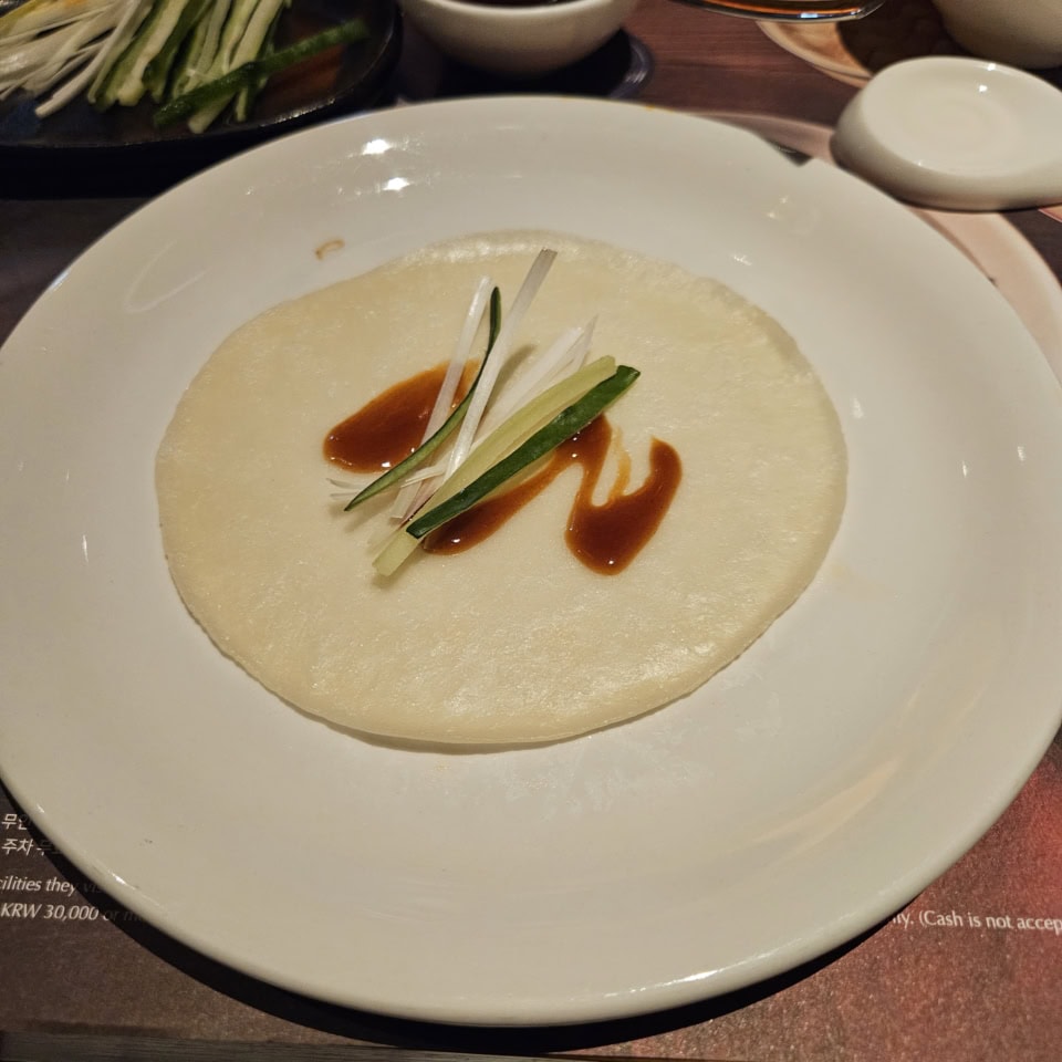 クレープもお肉も北京ダックの皮もこれでもかってくらいあるので、基本的には北京ダック祭りです。ちなみに北京ダックの巻き方はこれで合っている……と思いますが、おソースをクレープにちょい塗りして、キュウリやらお肉やら皮やらのせてくるっと巻くだけ。お子様でもカンタンでしょ。それぞれが上手に巻けるか練習してみましょー！