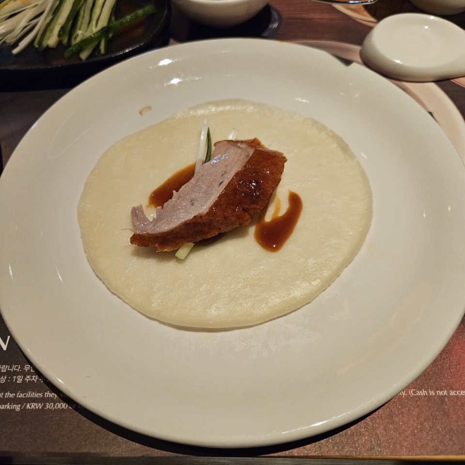 クレープもお肉も北京ダックの皮もこれでもかってくらいあるので、基本的には北京ダック祭りです。ちなみに北京ダックの巻き方はこれで合っている……と思いますが、おソースをクレープにちょい塗りして、キュウリやらお肉やら皮やらのせてくるっと巻くだけ。お子様でもカンタンでしょ。それぞれが上手に巻けるか練習してみましょー！