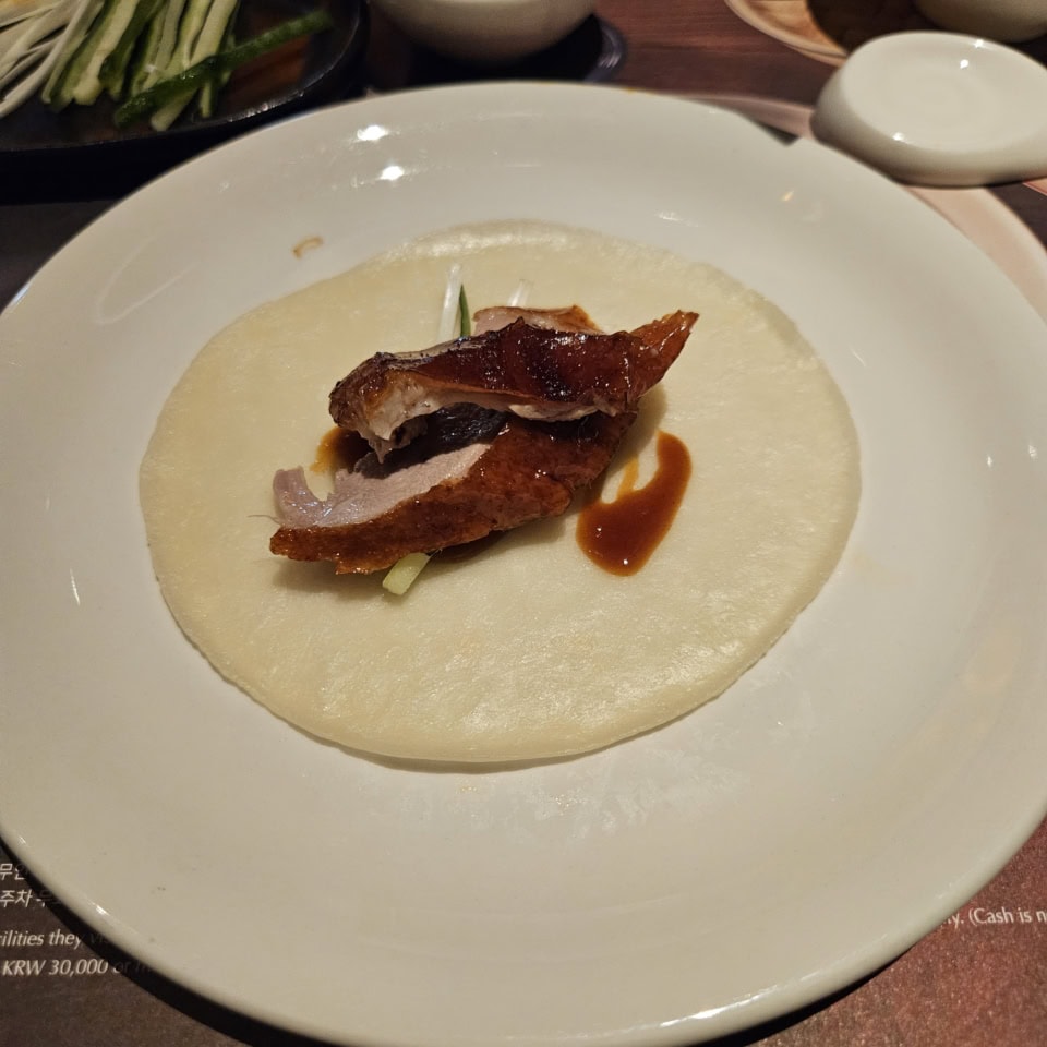 クレープもお肉も北京ダックの皮もこれでもかってくらいあるので、基本的には北京ダック祭りです。ちなみに北京ダックの巻き方はこれで合っている……と思いますが、おソースをクレープにちょい塗りして、キュウリやらお肉やら皮やらのせてくるっと巻くだけ。お子様でもカンタンでしょ。それぞれが上手に巻けるか練習してみましょー！