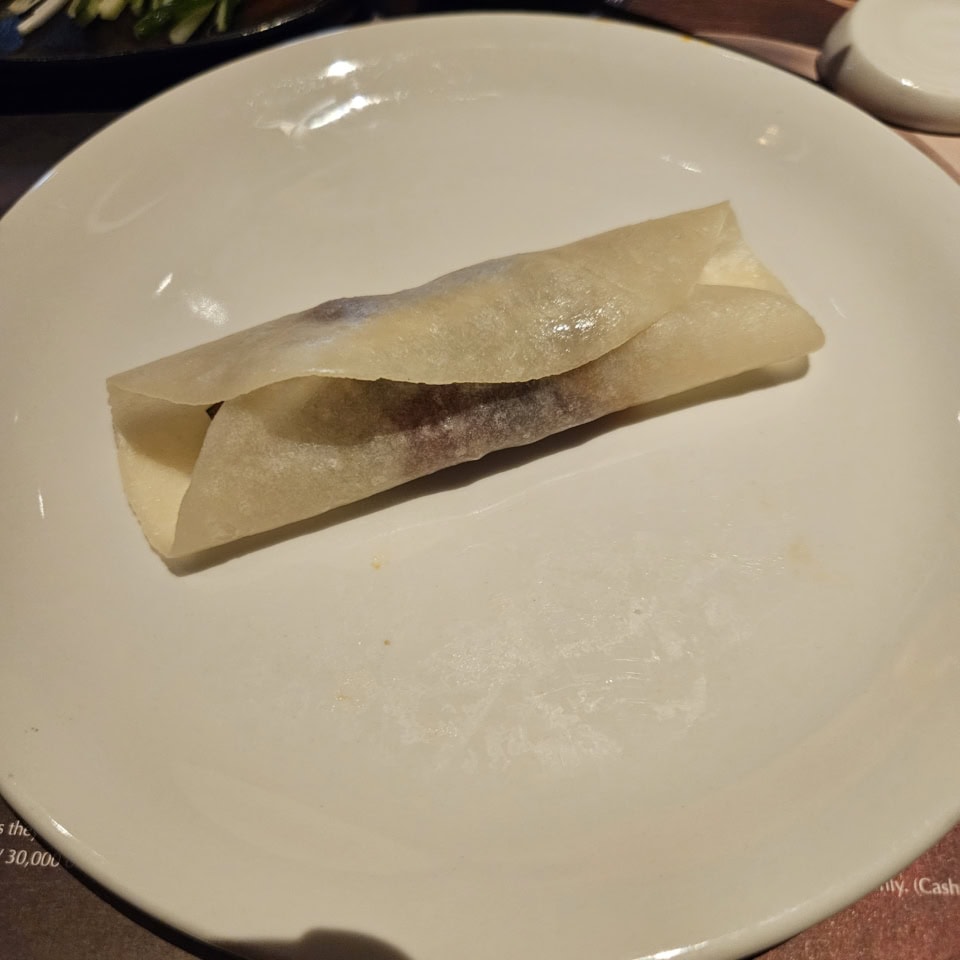 クレープもお肉も北京ダックの皮もこれでもかってくらいあるので、基本的には北京ダック祭りです。ちなみに北京ダックの巻き方はこれで合っている……と思いますが、おソースをクレープにちょい塗りして、キュウリやらお肉やら皮やらのせてくるっと巻くだけ。お子様でもカンタンでしょ。それぞれが上手に巻けるか練習してみましょー！