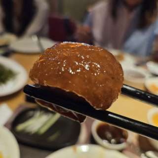うなぎの煮込みって書いてあるのに豚の角煮も入っていました。こういう誤算は大歓迎です。