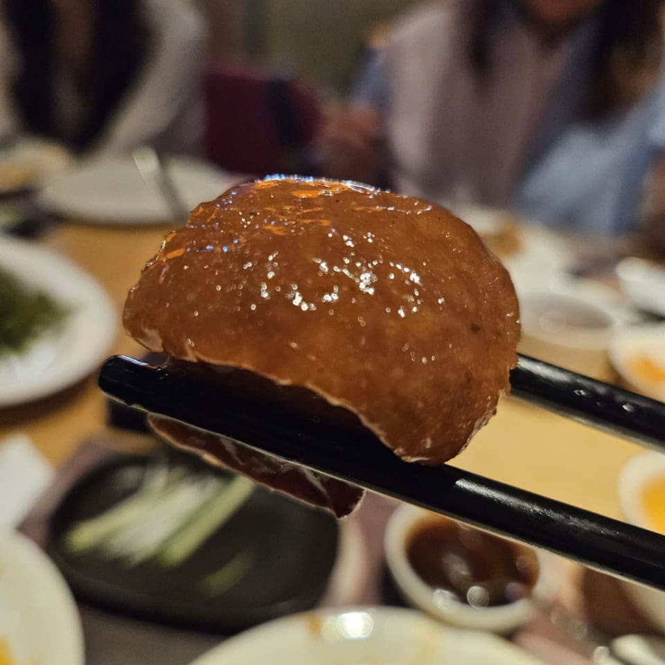 うなぎの煮込みって書いてあるのに豚の角煮も入っていました。こういう誤算は大歓迎です。