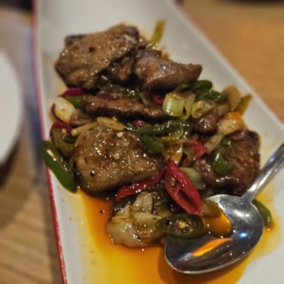 鴨肉とネギの麻辣ソース炒め