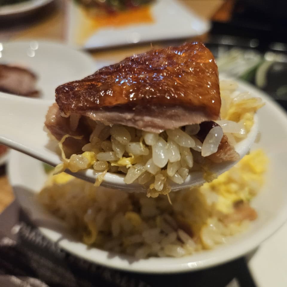 食べきれなかった北京ダックをチャーハンにのせて食べるという荒技。編み出した自分をホメてあげたいです。