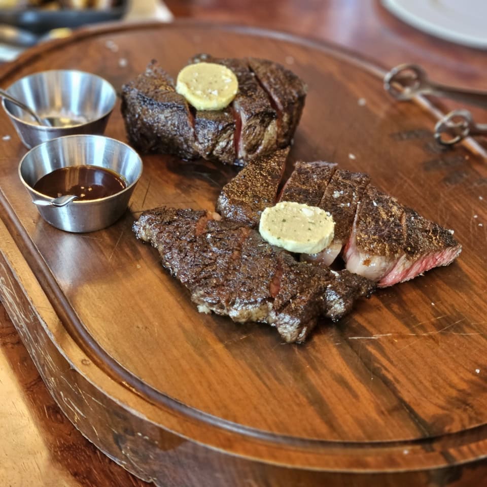 いただいたものはざっとこちら。シーザーサラダやプロシュート、貝柱の炙り焼きなど海の幸も山の幸もやってきますが、シグネチャーはダブルスモークベーコン。これからステーキ食べるってのにベーコンも食べなさいっていう、タンパク質祭りです。