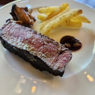 ステーキはヒレ肉とサーロインを選択。肉そのものの味が濃い!