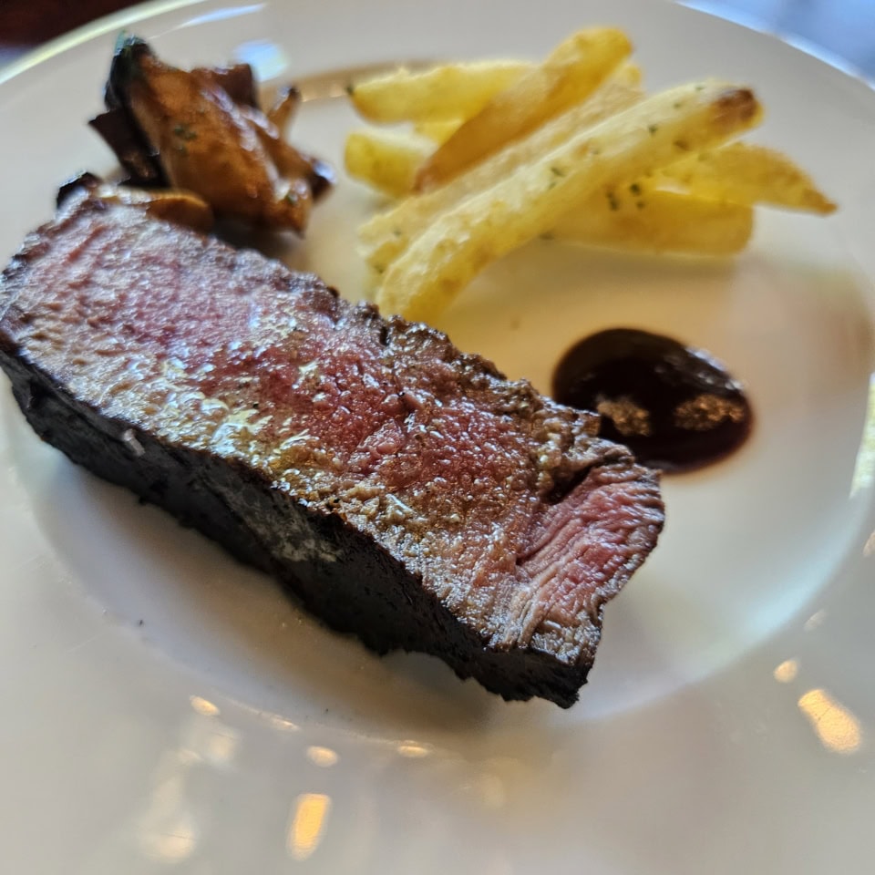 ステーキはヒレ肉とサーロインを選択。肉そのものの味が濃い!