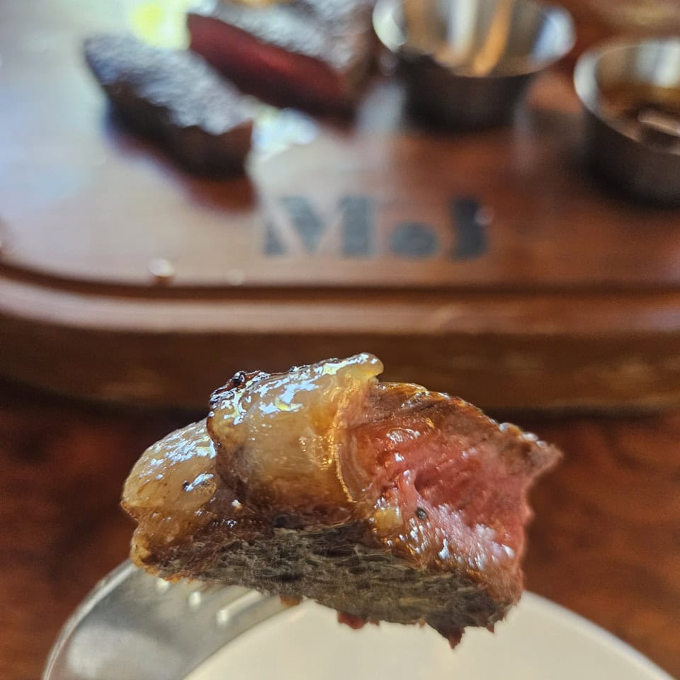 おソースもついてますが、お塩だけでも美味しいです。熟成肉特有のミルキーな香りがいいよね~!